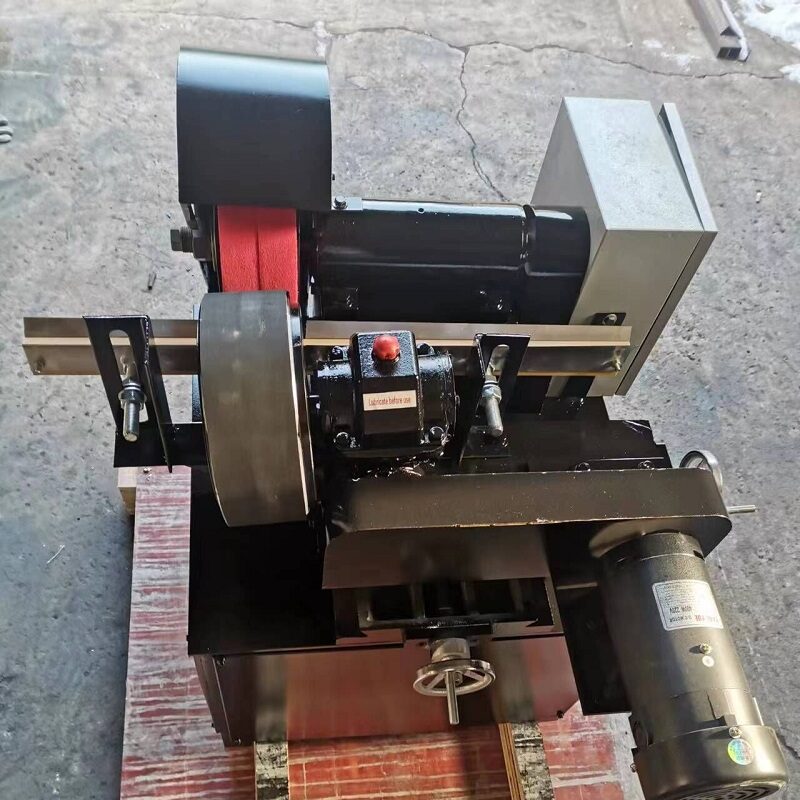 Plastic pipe polishing machine