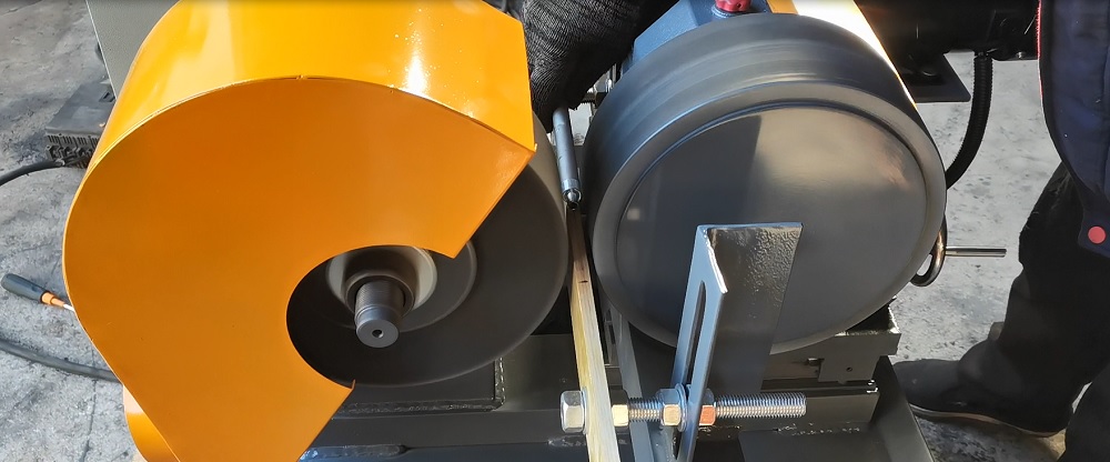 Aluminum tube polishing machine