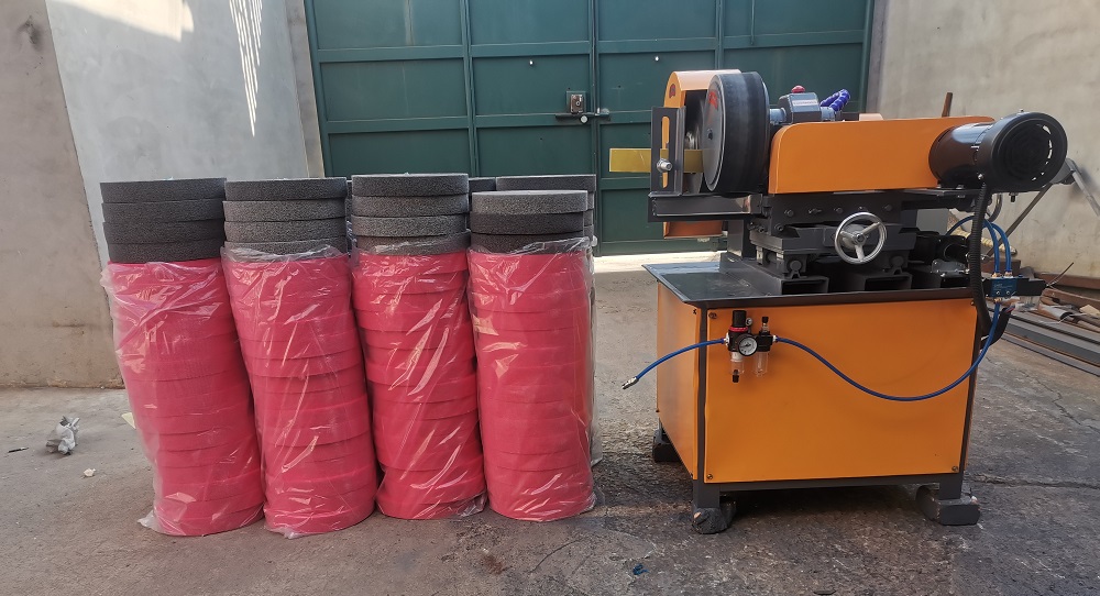 Tube rust removal machine