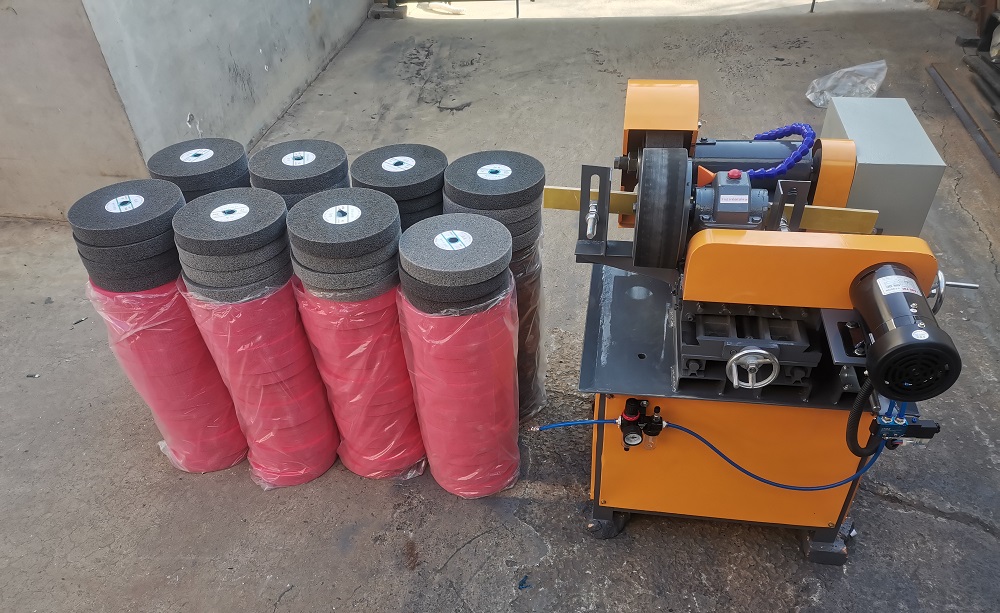 Tube rust removal machine